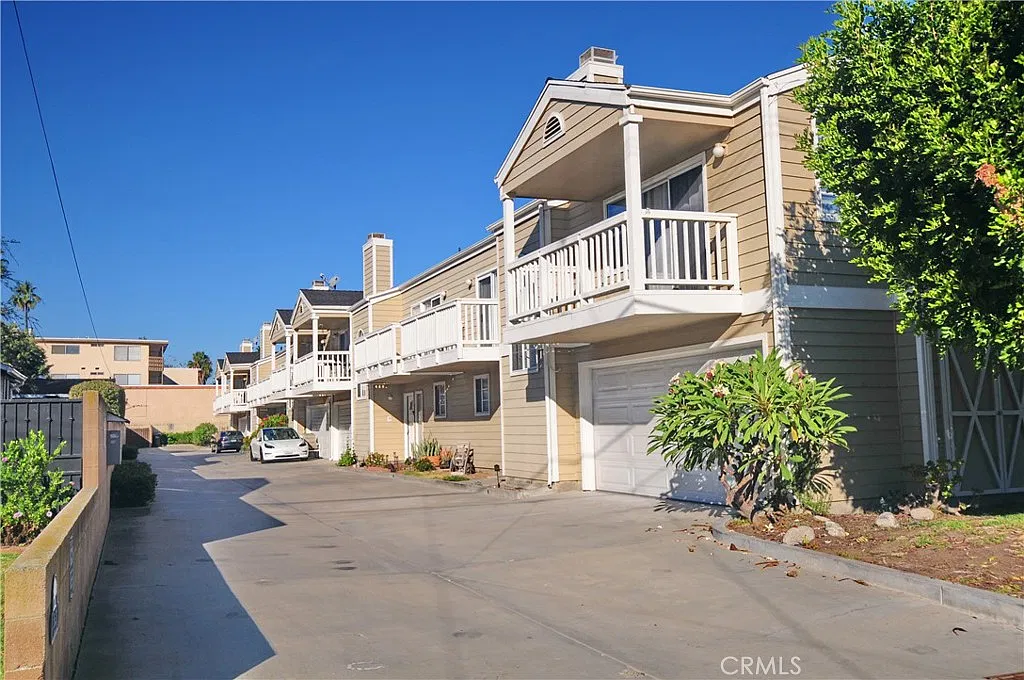 3 bed, 2.5 bath, 1477 sqft, $3,600 — Photo 2