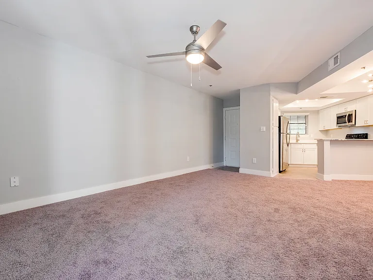 Woodford Apartments — Photo 30
