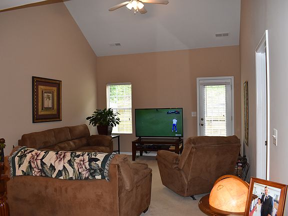 LivingArea w/Vaulted Ceiling