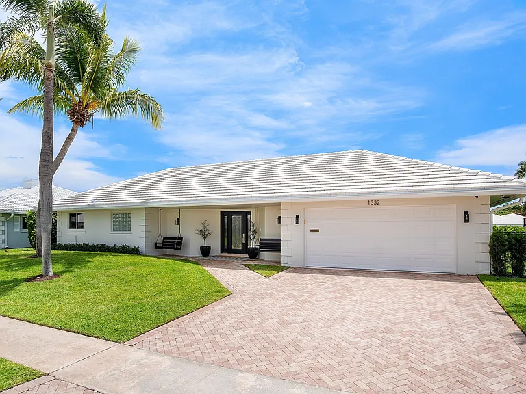 1332 SW Tamarind Way — Photo 4