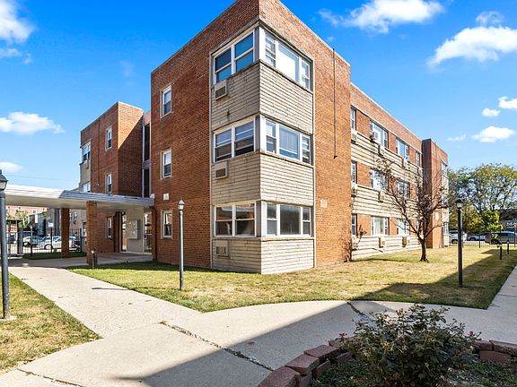 2nd image of 2401 W Balmoral Ave APT 3G