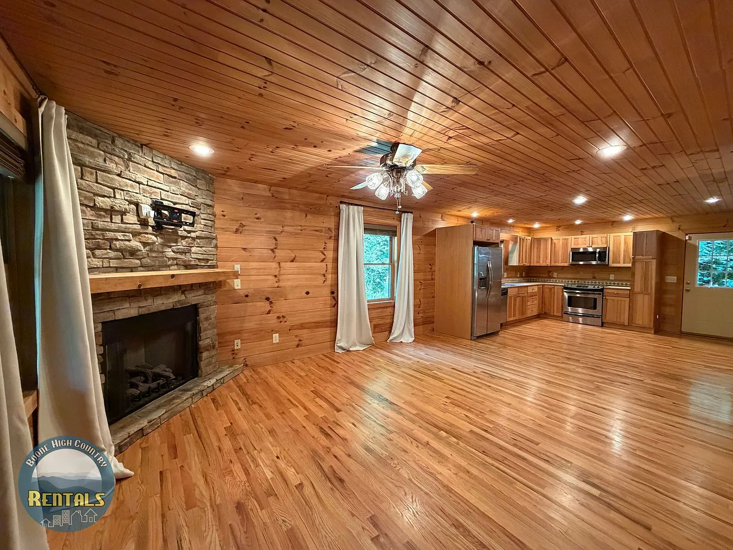 Three Bedroom Home with Spacious Outdoor Area — Photo 2