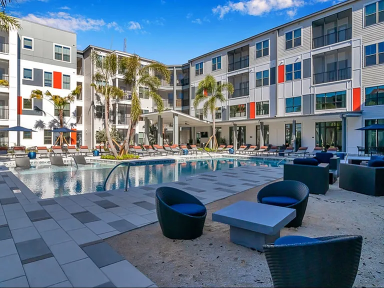 Nexus Brandon Apartments — Photo 4