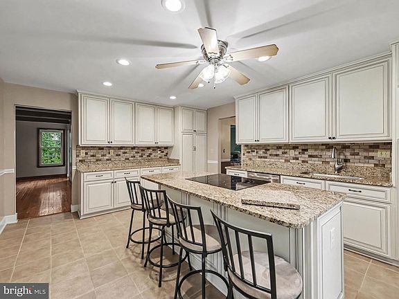 2nd image of 3210 Riverview Dr
