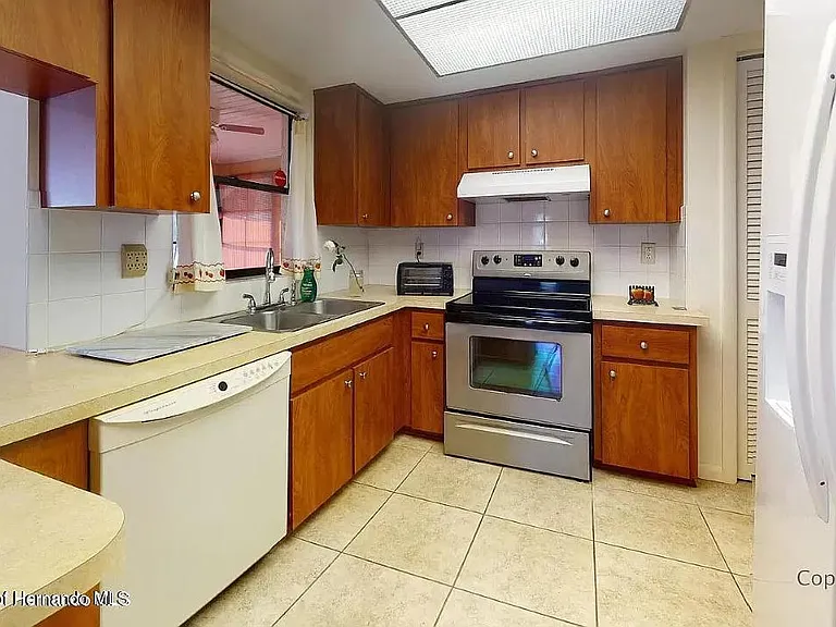 1332 Bentley Ave — Photo 10