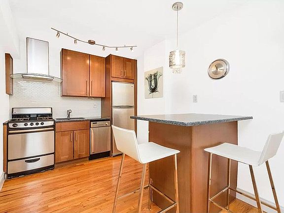 3rd image of 6035 Broadway APT 5F