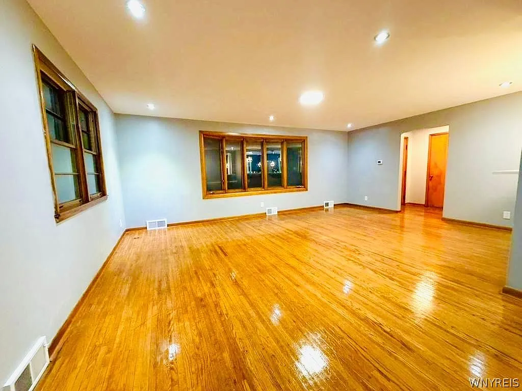 3 bed, 1.0 bath, 1160 sqft, $2,400 — Photo 4