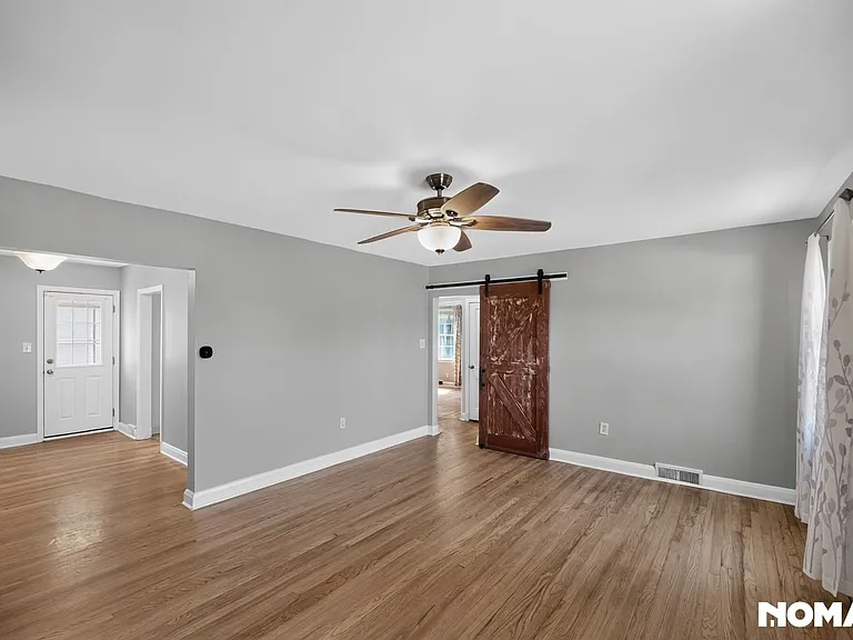 442 Westshire Dr — Photo 6