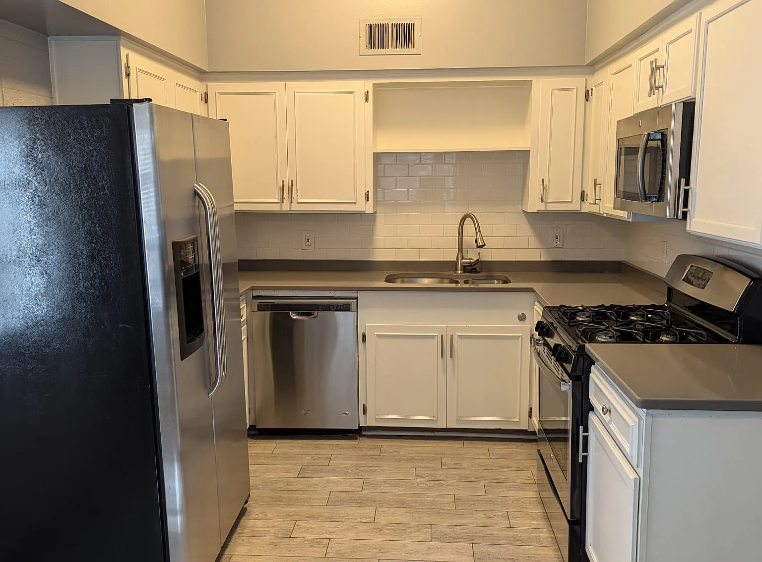 2 bed, 1000 sqft, $1,699 — Photo 3