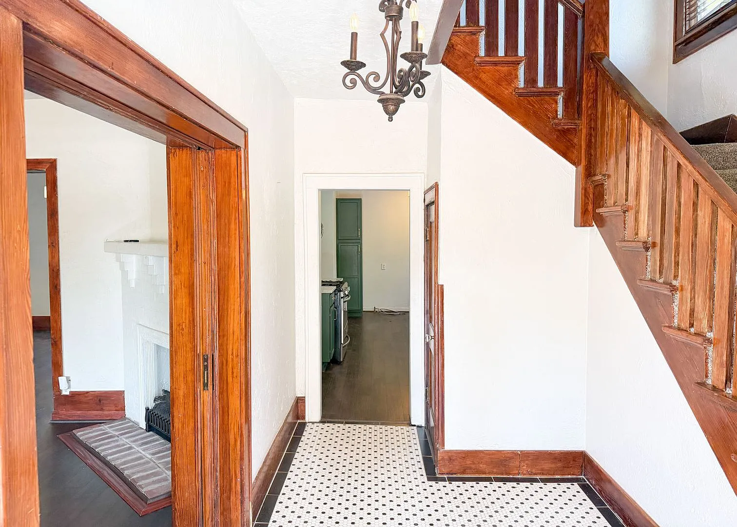 1920s Home with Vintage Charm — Photo 1
