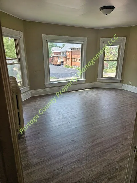 3 bed, 100 sqft, $1,400 — Photo 2