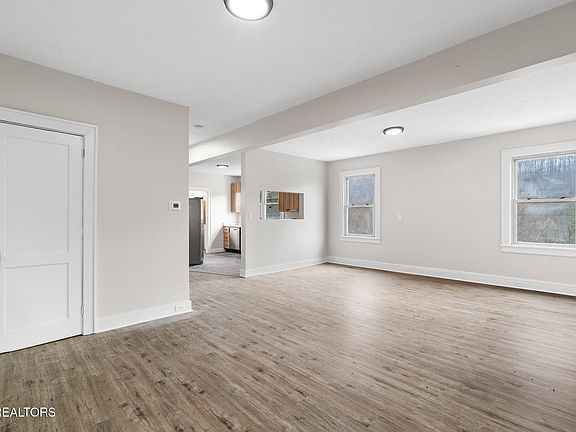 4th image of 3515 Greenway Dr
