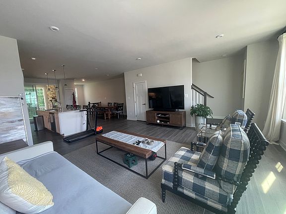 4th image of 153 Torrey Dr