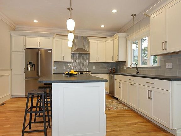 5th image of 193 Watertown St #193