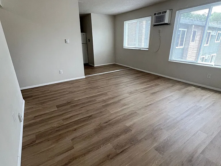 516 W Mulberry St — Photo 5