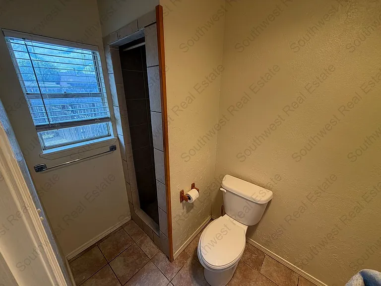 1406 S Avenue J — Photo 9