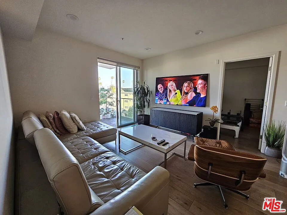 2 bed, 2.0 bath, 1096 sqft, $3,200 — Photo 2