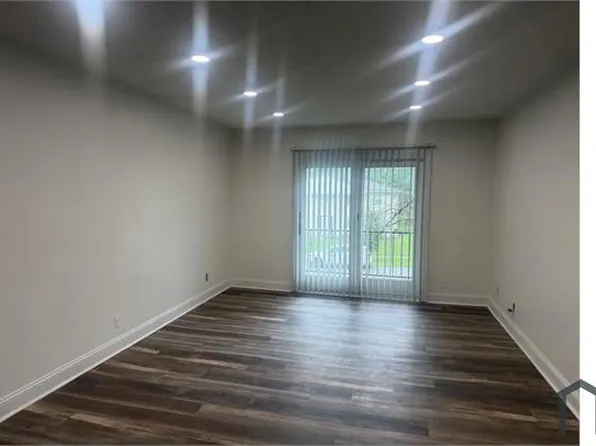 8718 Bayberry Pl APT 29, Plantation, KY 40242