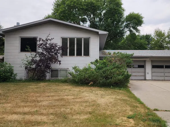 2507 6th St NW, Minot, ND 58703