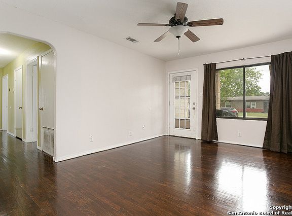 5th image of 355 Storeywood Dr