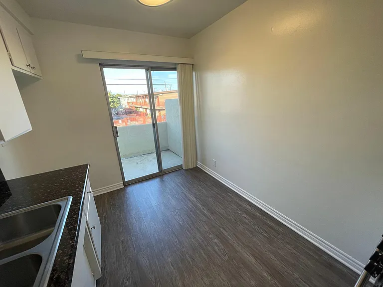 Dorian Apartments — Photo 15