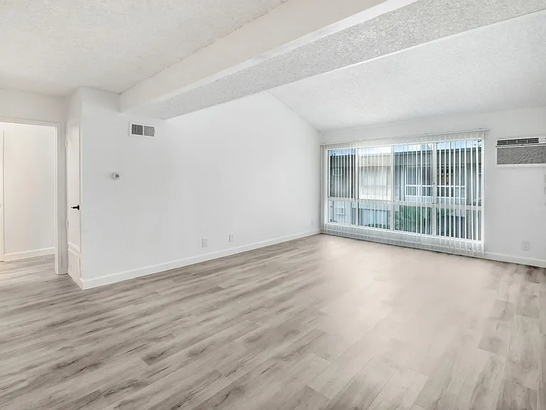 5830 Reseda Boulevard — Photo 22