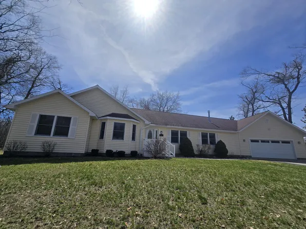 521 W 5th St, Mio, MI 48647