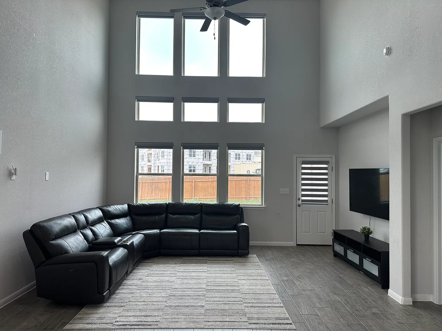 4 bed, 3.5 bath, 2482 sqft, $2,700 — Photo 2