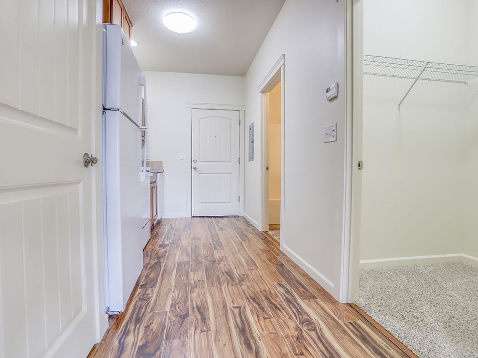 1st image of 901 SE 11th Pl APT 113