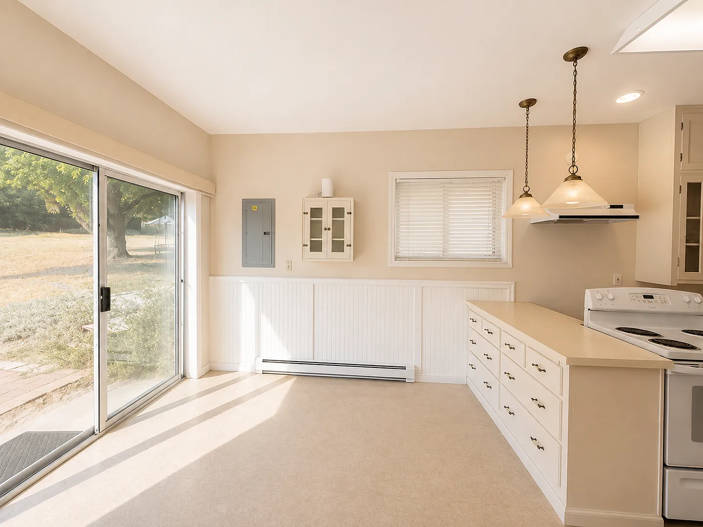 Charming Studio with Detached Garage — Photo 2