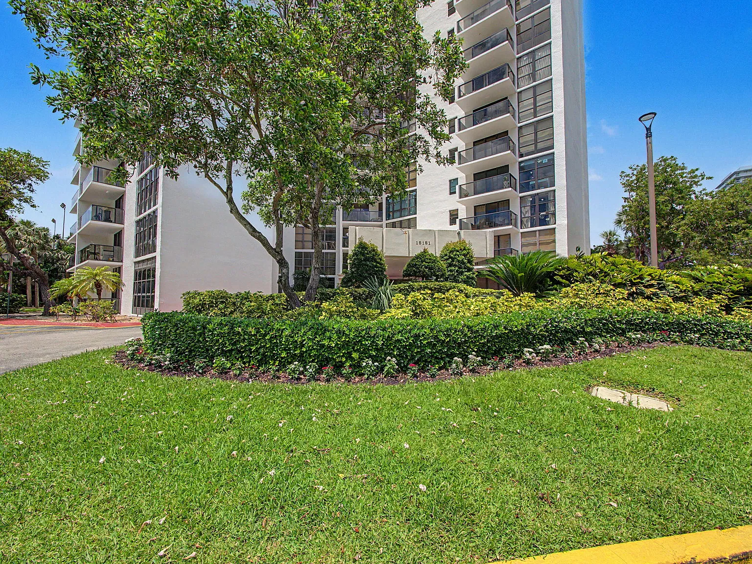2 bed, 2.0 bath, 1339 sqft, $3,400 — Photo 2