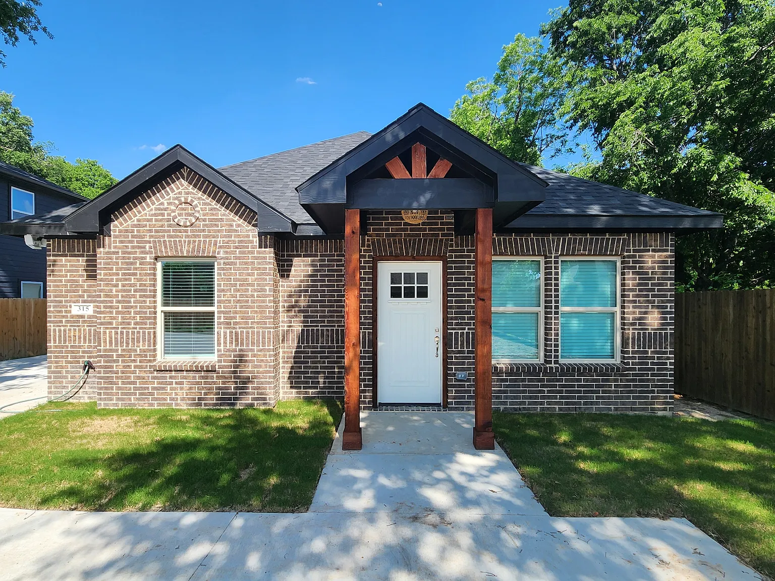 3 bed, 1299 sqft, $1,910 — Photo 1