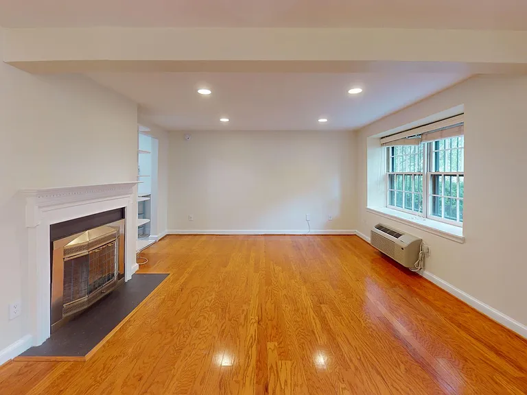 1833 California St NW #101 — Photo 4