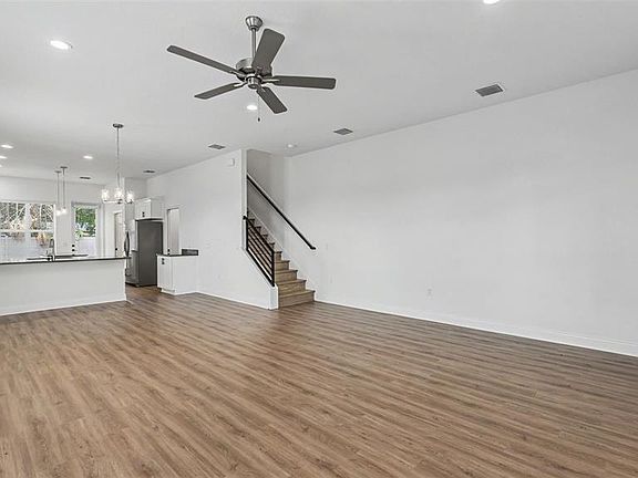 3rd image of 1031 E LIME STREET