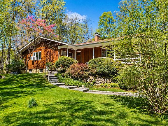 3rd image of 86 Mount Airy Road E
