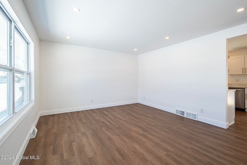 5th image of 18 Grandview Drive