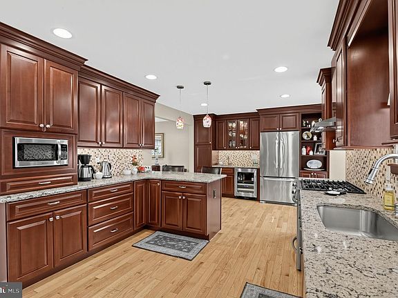 4th image of 467 Val Ln