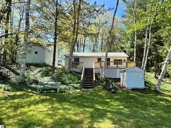 921 Pine St, Harrison, MI 48625