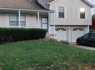 121 SE Topaz Dr, Lees Summit, MO 64063