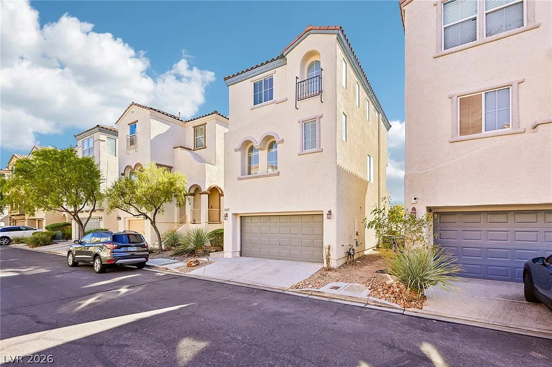 3 bed, 3.0 bath, 1693 sqft, $2,300 — Photo 3