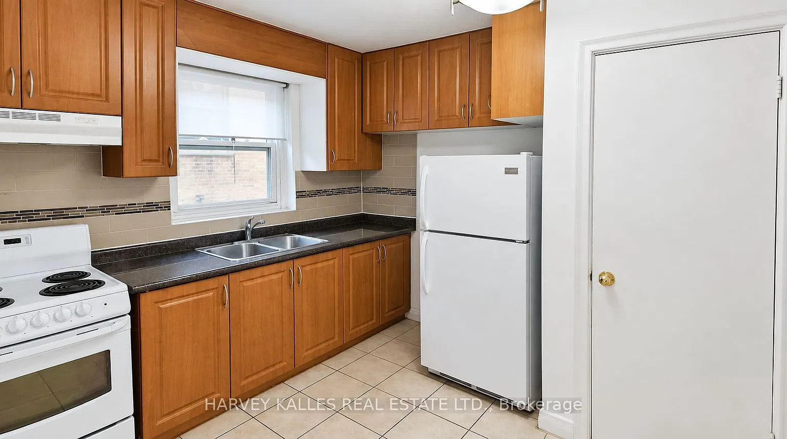 2905 Saint Clair Ave E — Photo 2