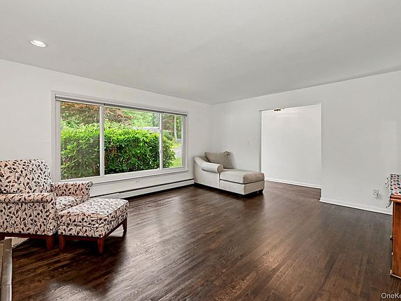 4th image of 32 Lacona Road