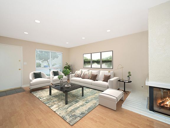 Living Room
(Virtually Staged)