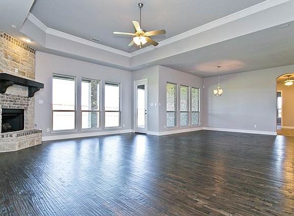 4th image of 924 Lake Carillon Ln