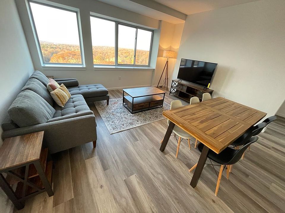 2nd image of 2 Executive Dr APT 817