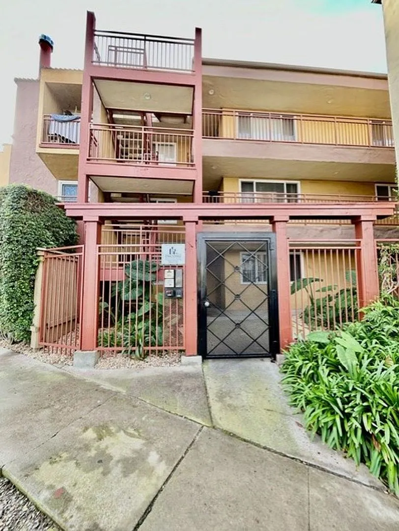 1 Bedroom Just Blocks From the Ocean — Photo 4