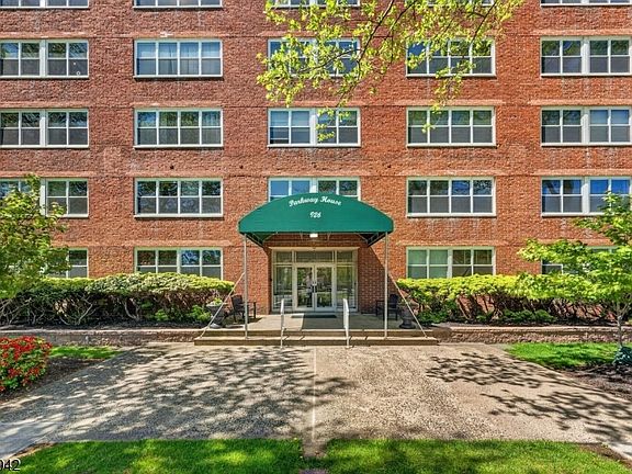 2nd image of 926 Bloomfield Ave #3A