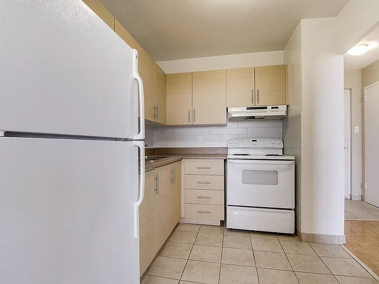 150 Paisley Blvd W — Photo 24