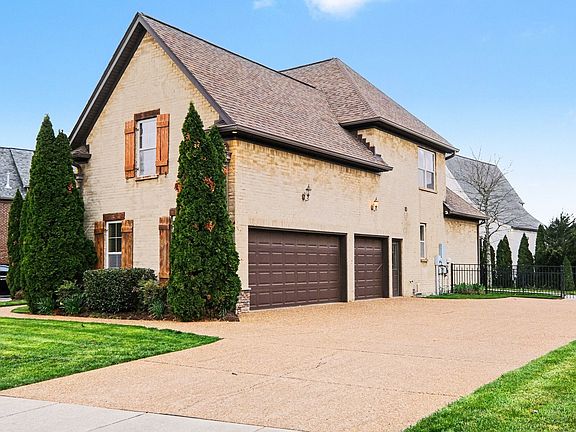 3rd image of 1017 Alice Springs Cir