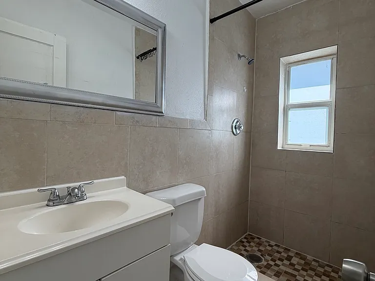 1556 SW 6th St #7 — Photo 5